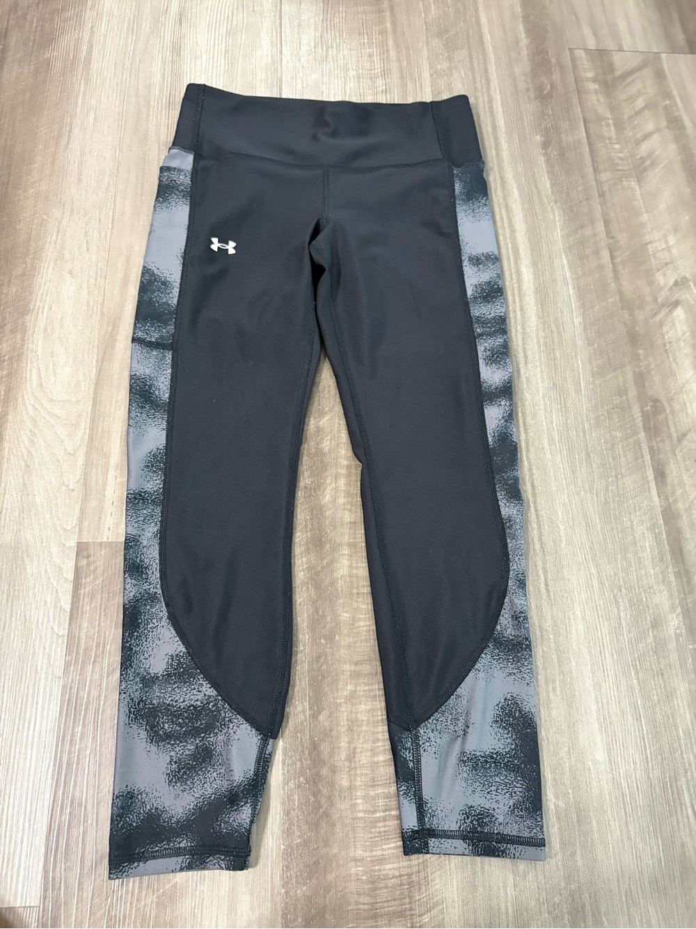 Under Armour Black Leggings with Gray Patterned Side Panels - Size M
